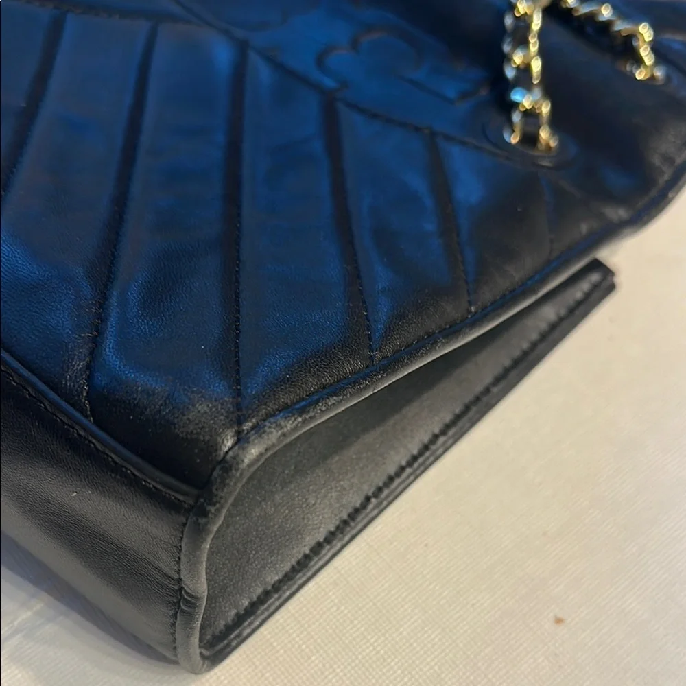 Chic Black Quilted Crossbody Bag with Chain Strap - Picture 4 of 4